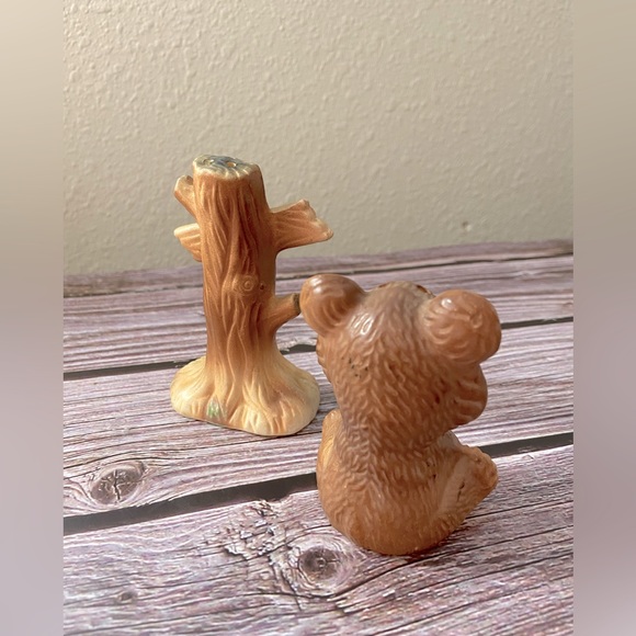 Adorable Vintage Bear & Tree Stump Salt & Pepper set marked Japan - Picture 4 of 9